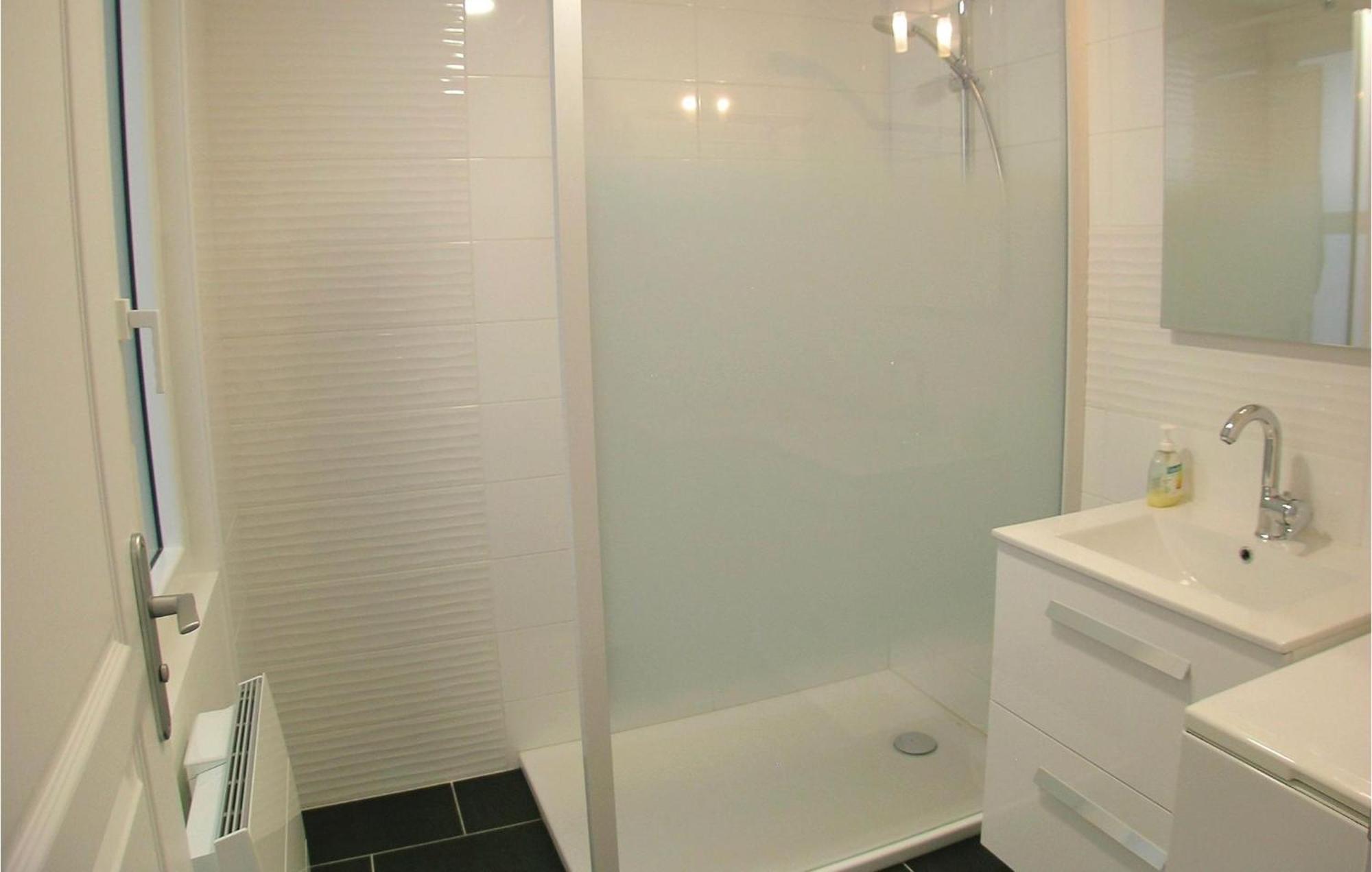 2 Bedroom Awesome Apartment In Мер-ле-Бен Экстерьер фото